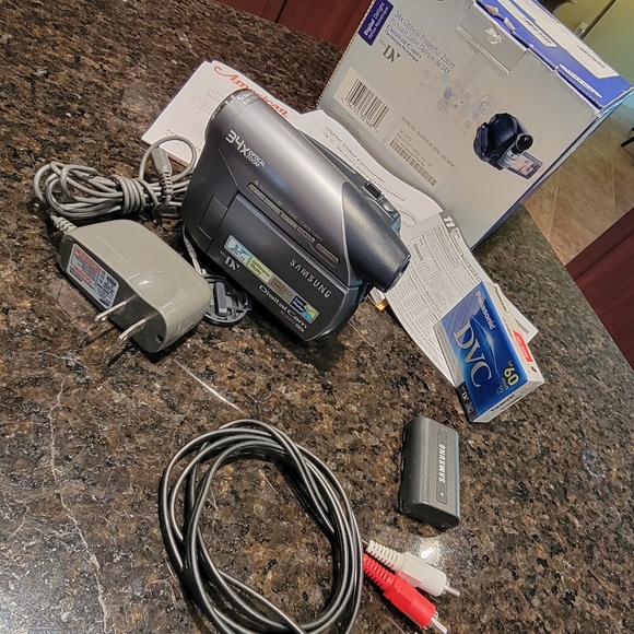 SAMSUNG SC-D372 Mini DV Camcorder - Picture 9 of 10